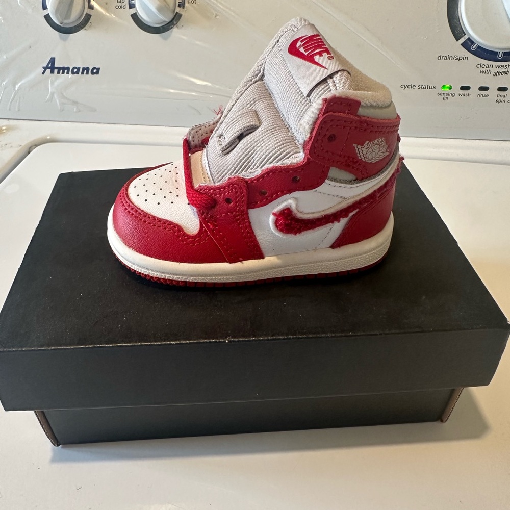 Nike Red and White Sneakers High-Top Classic